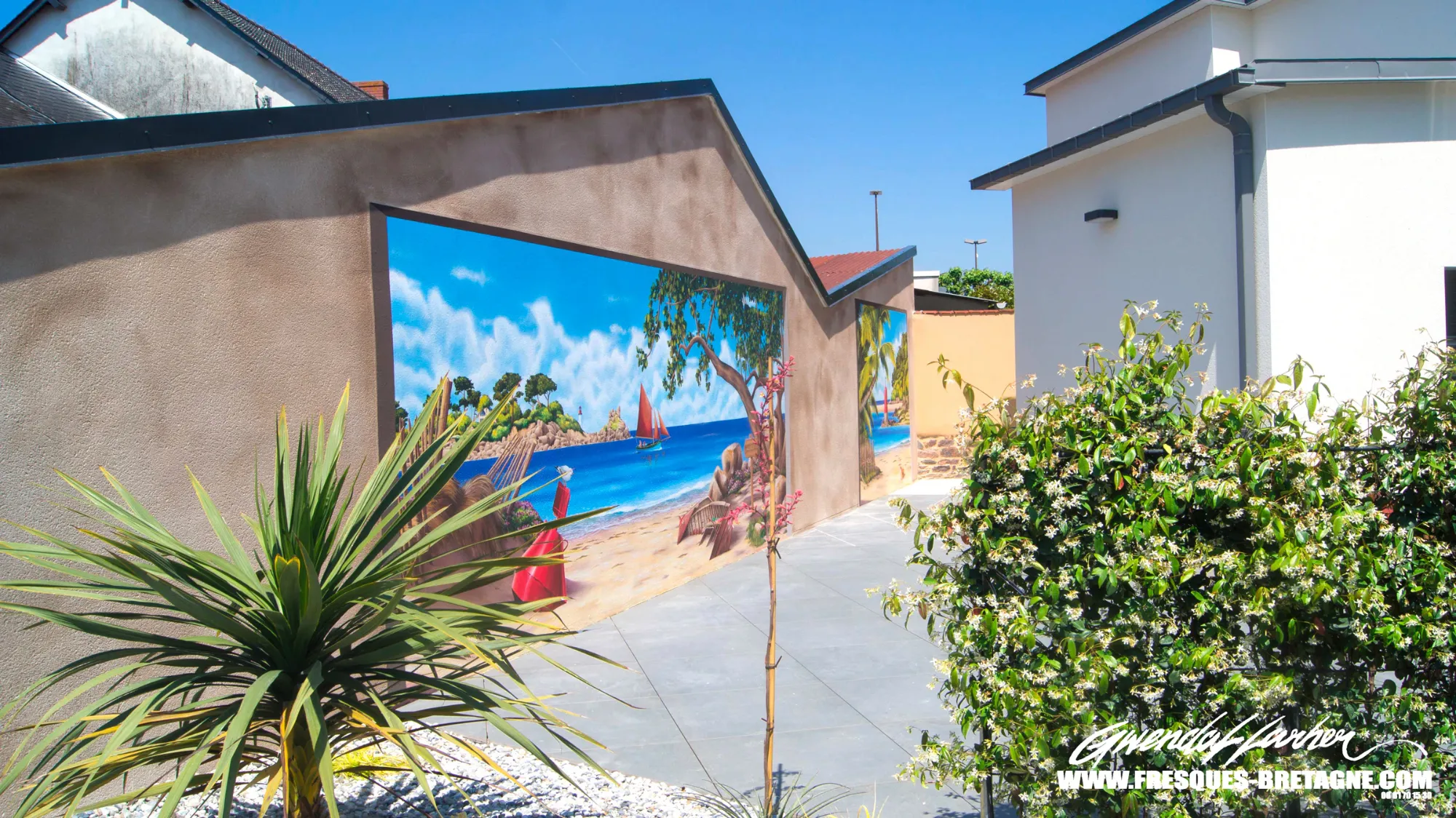 Détail d'un hamac de plage peint en trompe-l'œil sur un mur mitoyen de jardin à Bédée